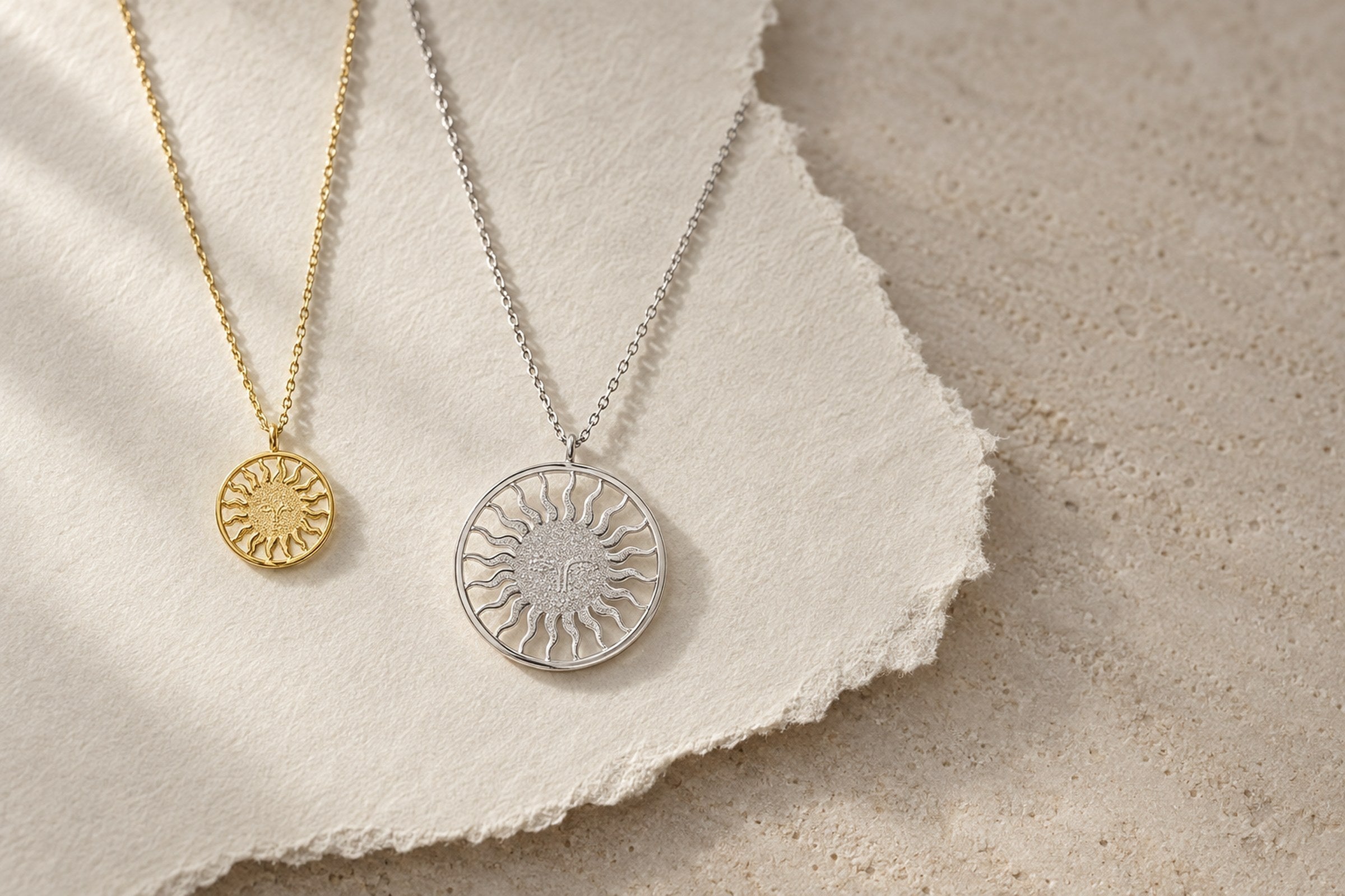 Lesunja Cresta Palace Hotel - St. Moritz Sun Necklace Small Yellow Gold, handgefertigt in der Schweiz