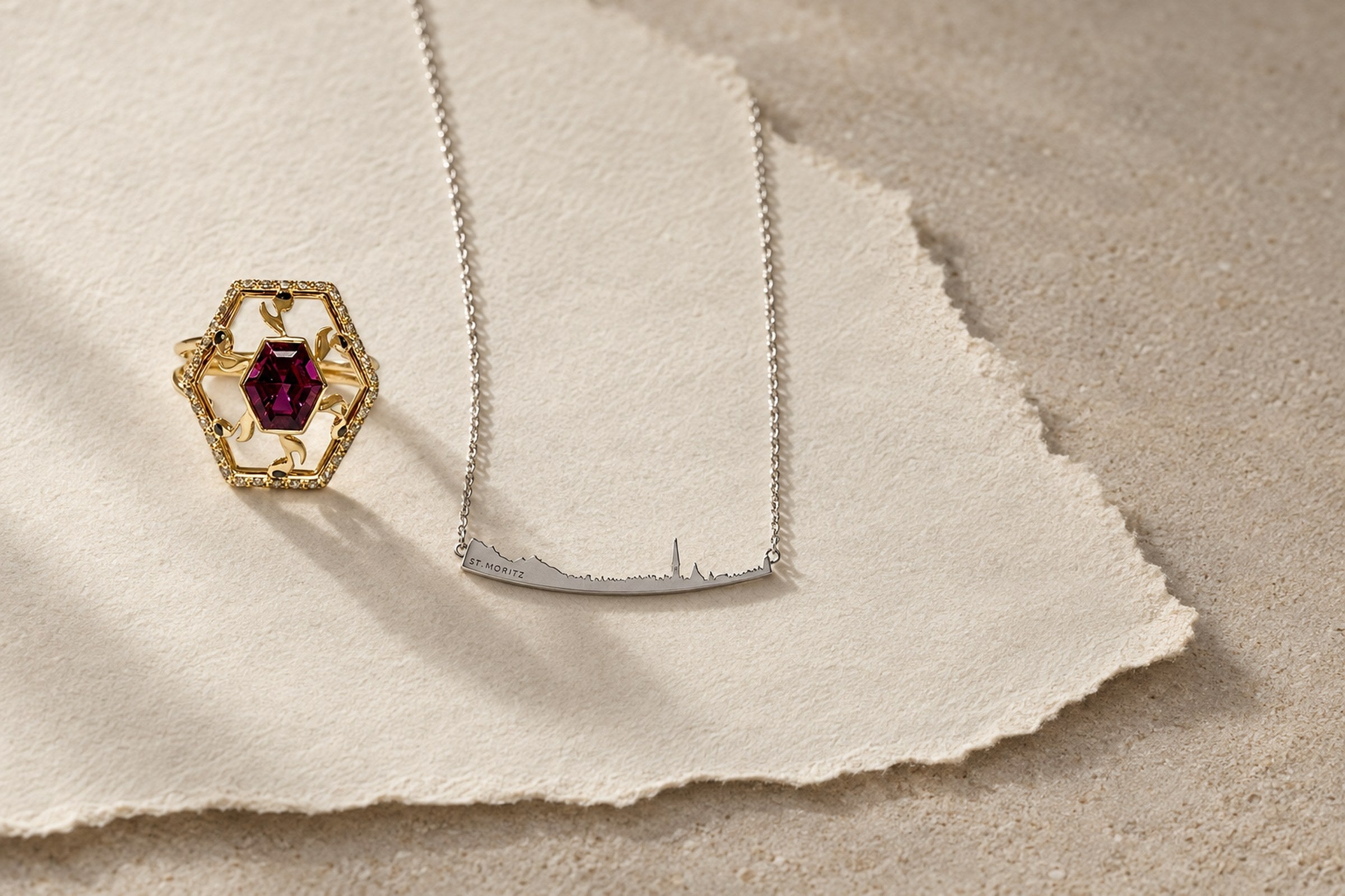 Lesunja Contemorary Simple Style Jewellery - Music Was My First Love Cocktail Ring Yellow Gold Ring Purple Rodolith, handgefertigt in der Schweiz