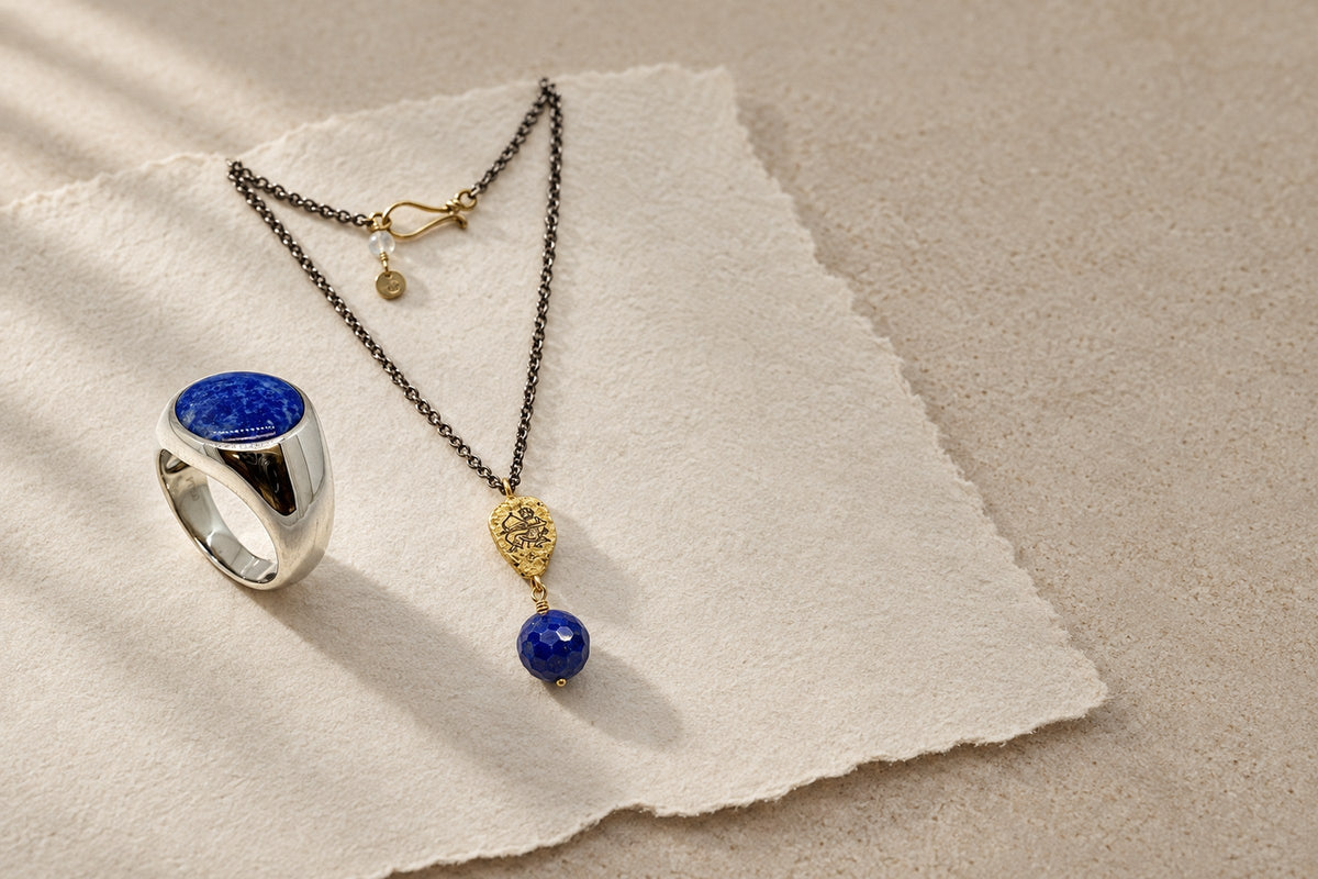 Lesunja Blue Gemstones Jewellery - Platinum and Lapis Lazuli Signet Ring, handgefertigt in der Schweiz