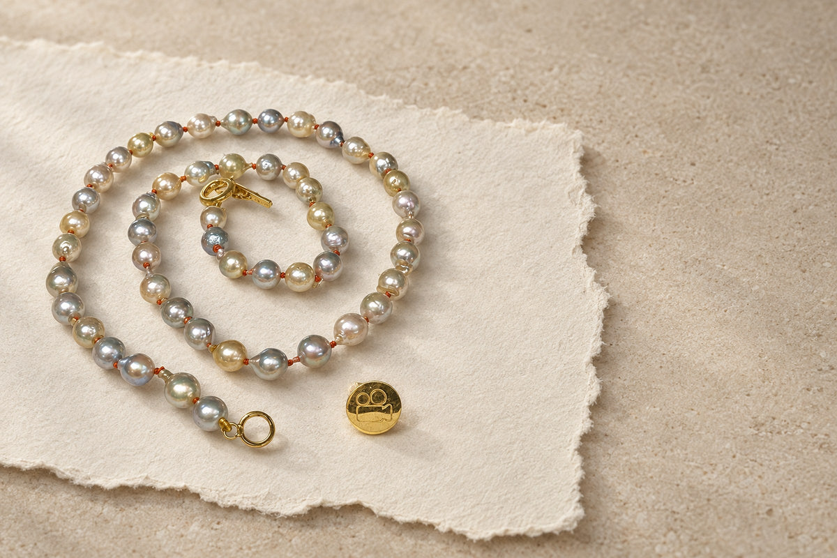 Lesunja Yellow Gold Jewelry - Moviemaker Yellow Gold Pin, handgefertigt in der Schweiz