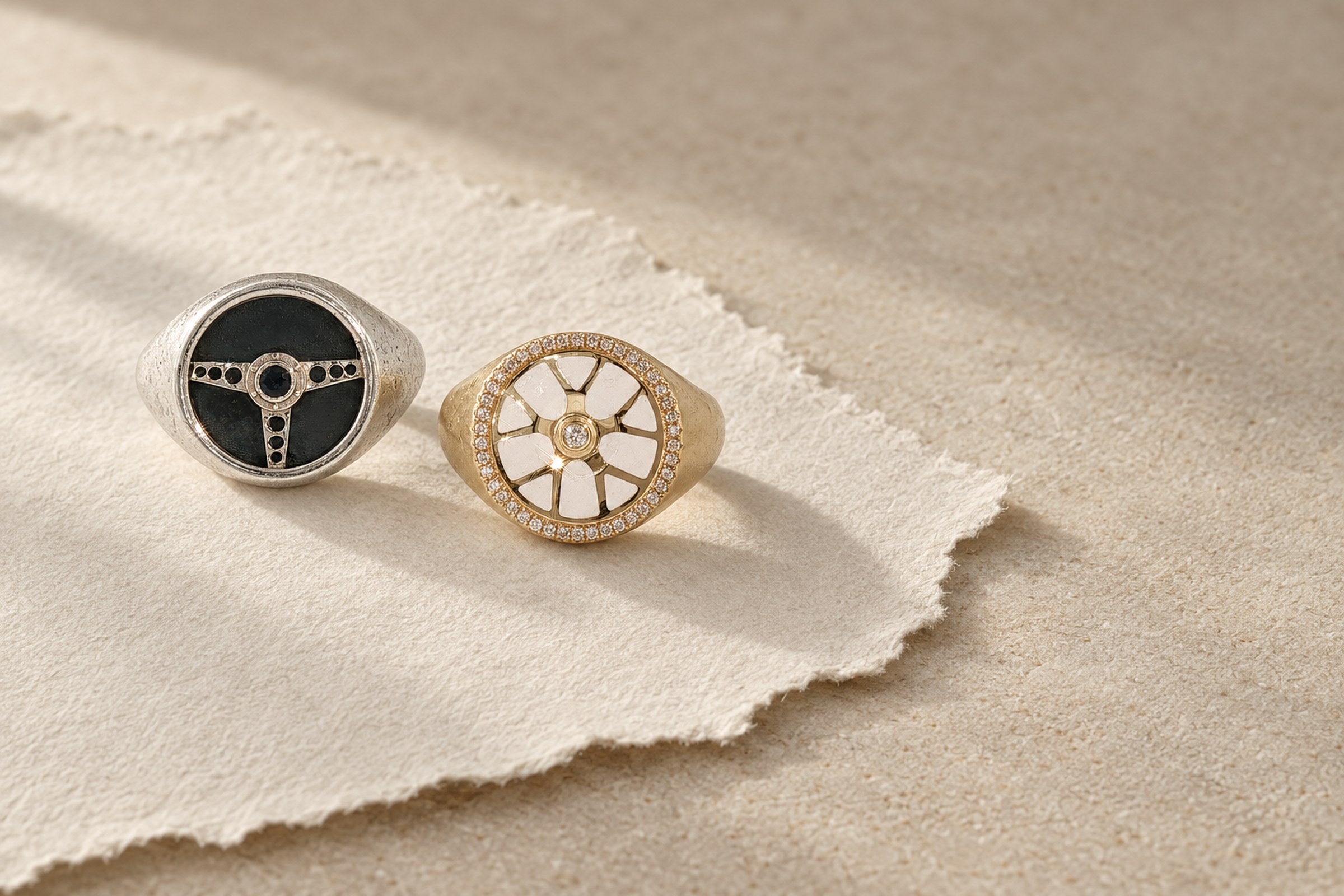 Lesunja RALLYE COLLECTION – Fine Jewellery for Car Lovers - Silver Signet Ring Onyx Steering Wheel Design, handgefertigt in der Schweiz