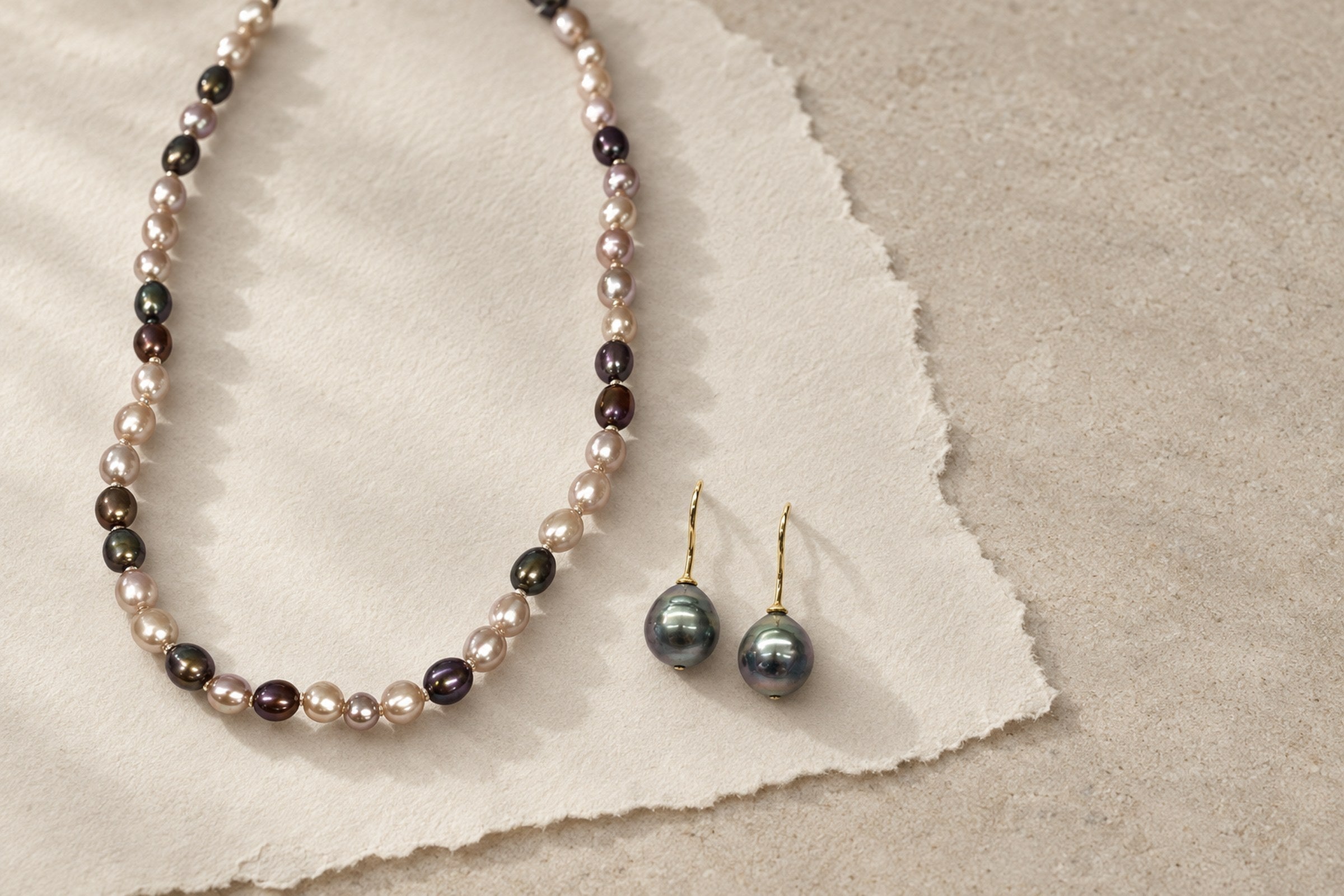 Lesunja Pearls Jewellery - White Gold Light Pink Necklace & Dark Violet Freshwater Cultured Pearls, handgefertigt in der Schweiz