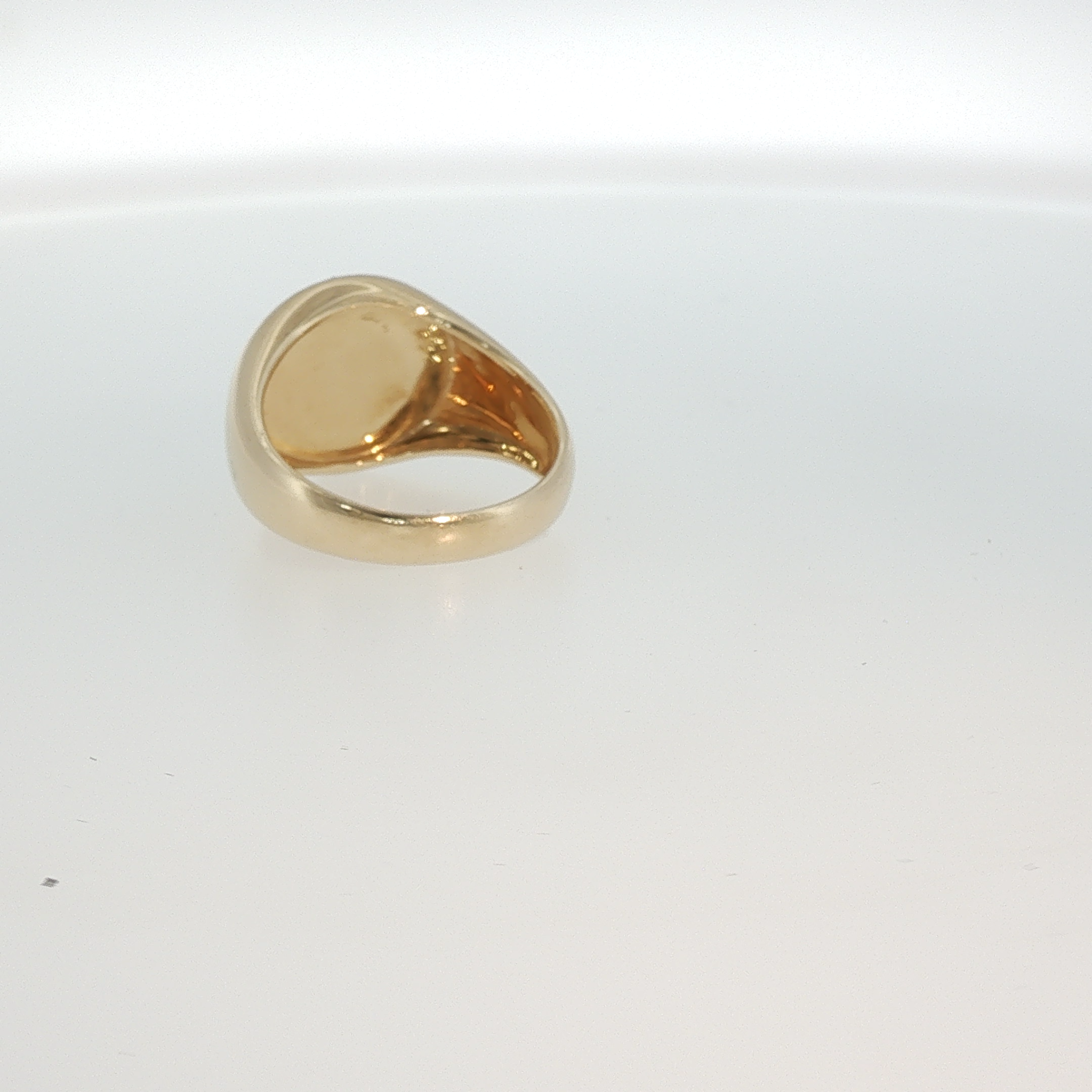 Lesunja Signet Ring 9K Yellow Gold Diamond Halo, detail view, Lesunja atelier Zurich