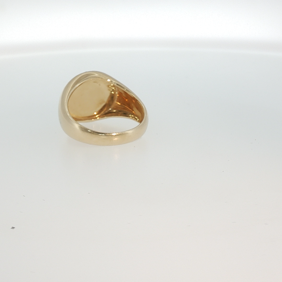 Lesunja Signet Ring 9K Yellow Gold Diamond Halo, detail view, Lesunja atelier Zurich