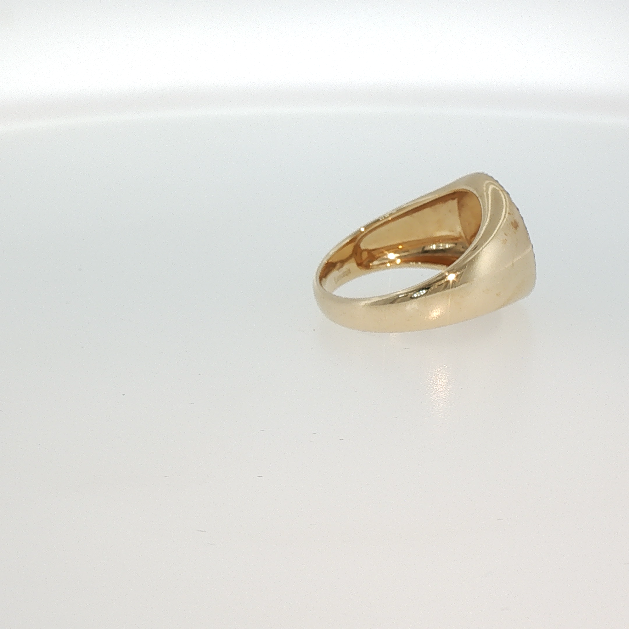Lesunja Signet Ring 9K Yellow Gold Diamond Halo, detail view, Lesunja atelier Zurich
