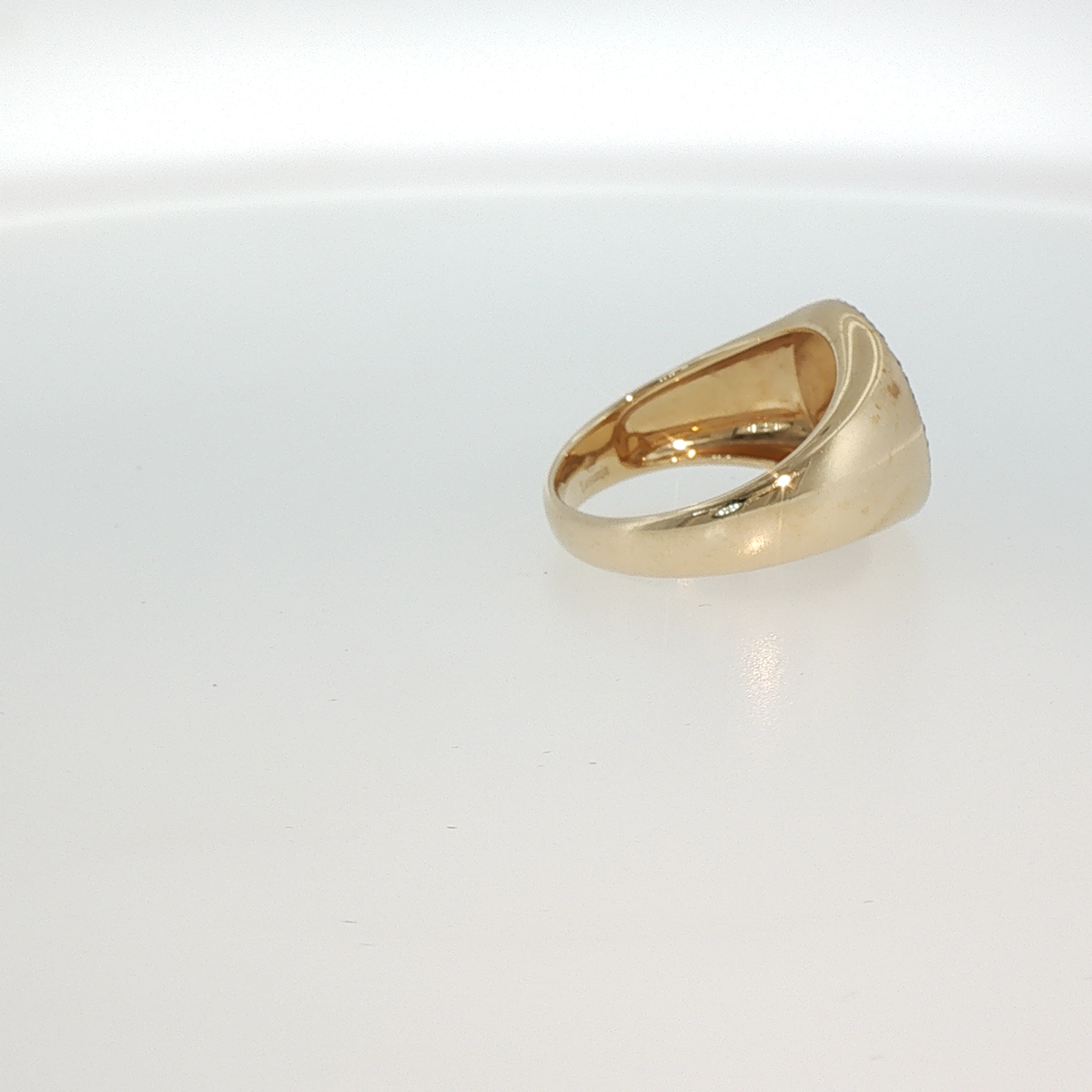 Lesunja Signet Ring 9K Yellow Gold Diamond Halo, detail view, Lesunja atelier Zurich