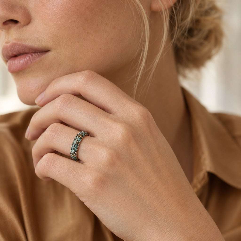 Model wearing the Silver Ring 925 Hera by Lesunja Fine Jewellery – AI-generated visualisation