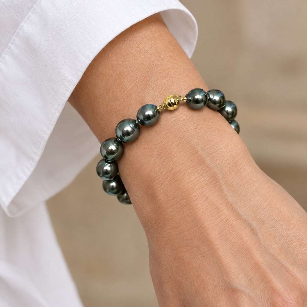 Model wearing the Lesunja Tahitian Pearl Bracelet Yellow Gold 18K by Lesunja Fine Jewellery – AI-generated visualisation