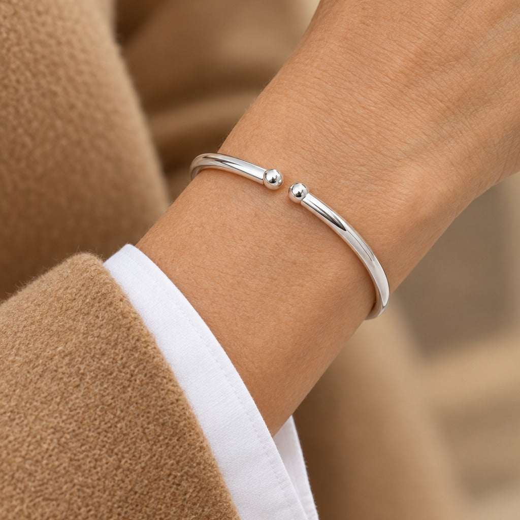 Model wearing the Lesunja Silver Bangle by Lesunja Fine Jewellery – AI-generated visualisation