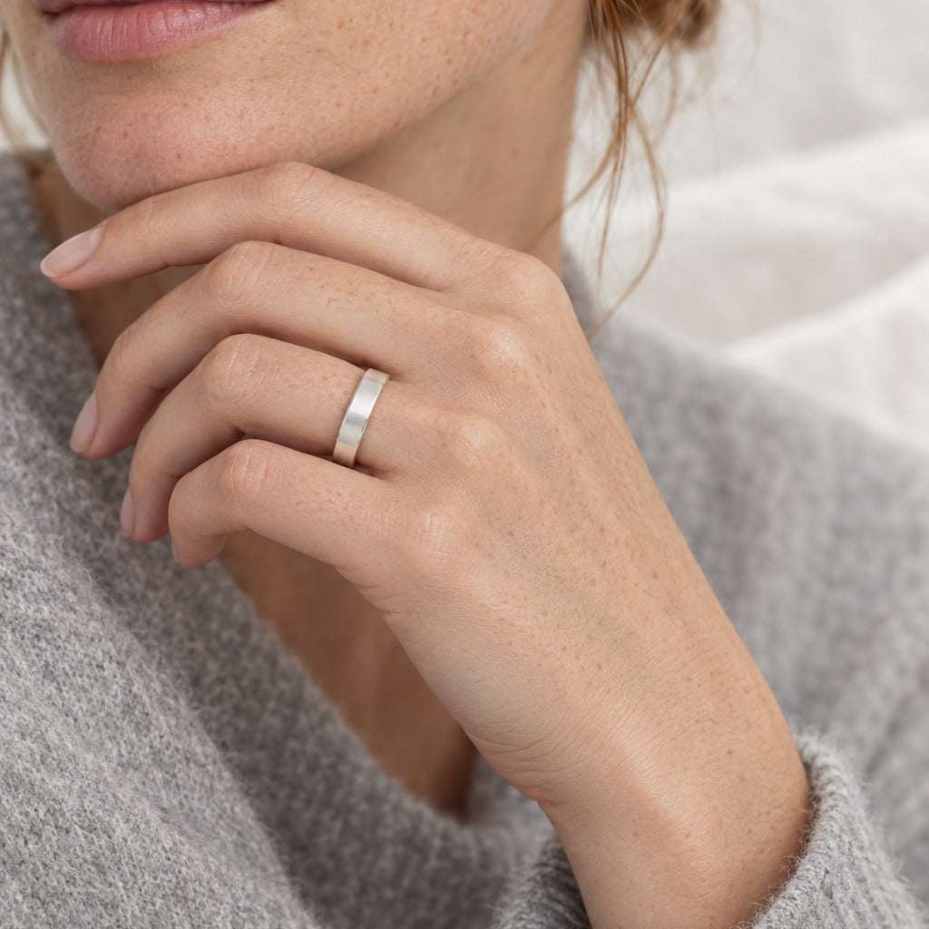 Model wearing the Lesunja Silver Ring Model 03 by Lesunja Fine Jewellery – AI-generated visualisation