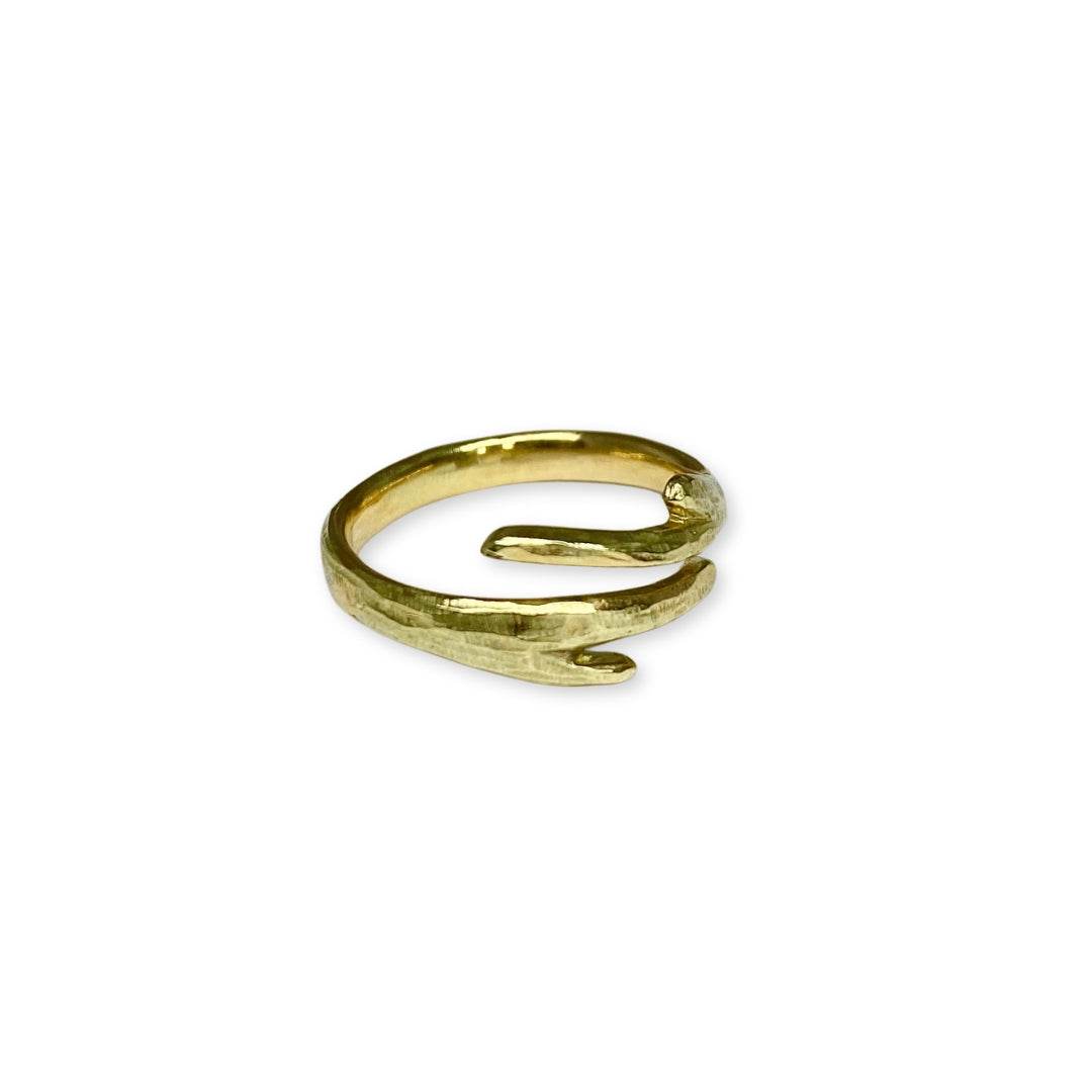 Lesunja Ring Yellow Gold 14K Nest Wood Structure, detail view, Lesunja atelier Zurich