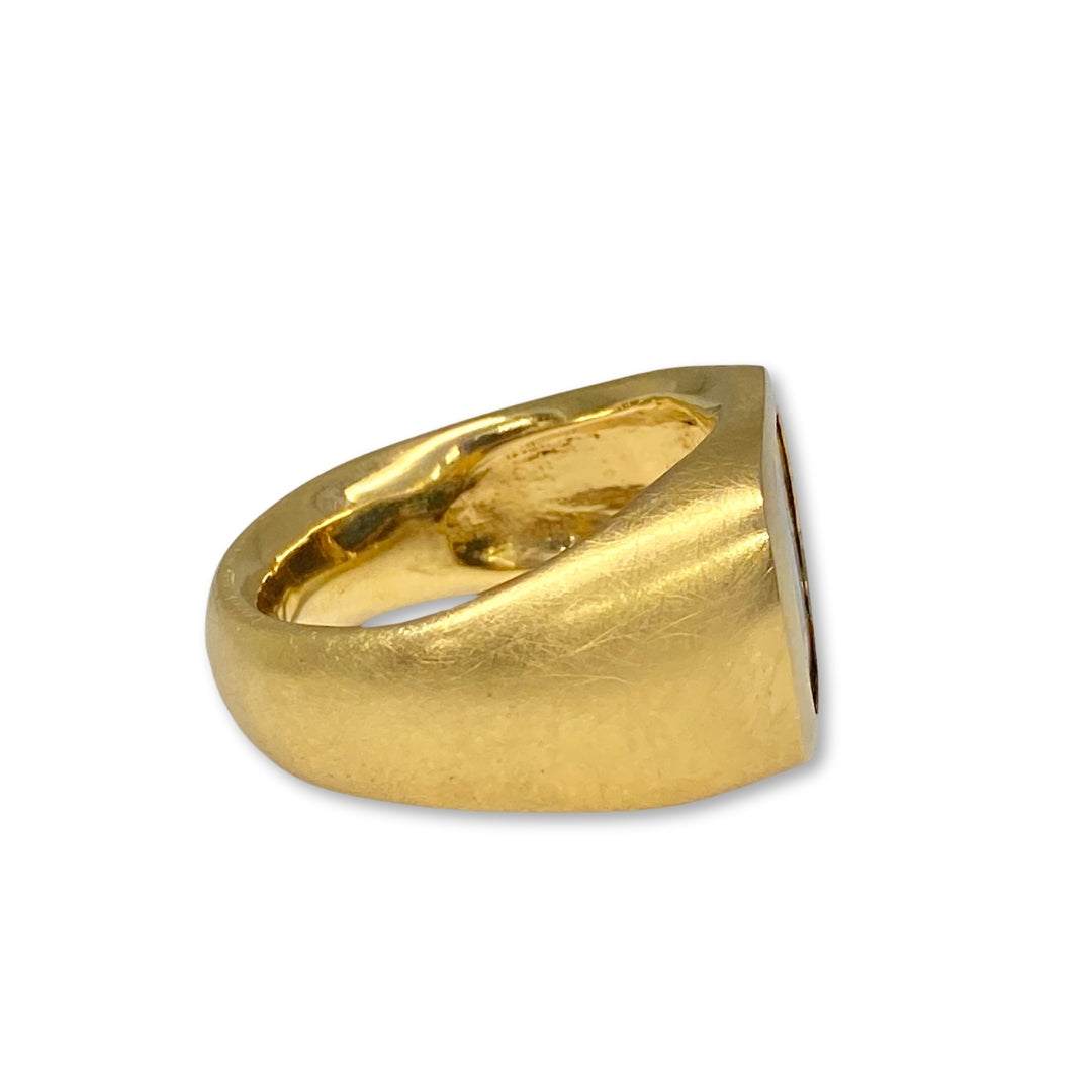 Lesunja Siegel Ring in Gelbgold mit einem Regenbogen Chrysokoll