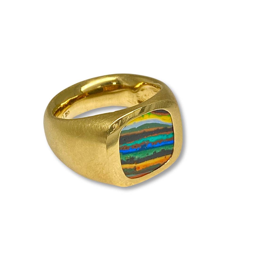 Lesunja Siegel Ring in Gelbgold mit einem Regenbogen Chrysokoll