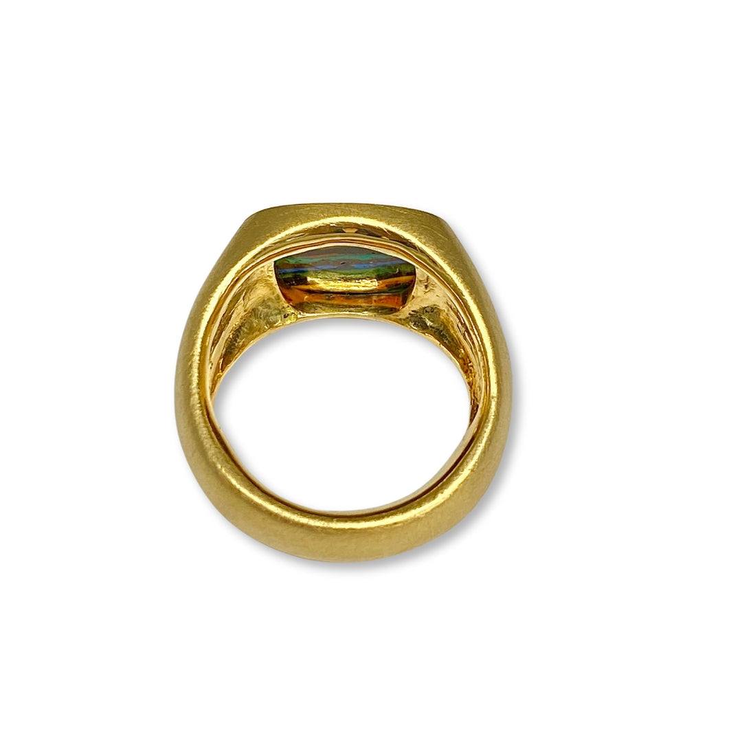 Lesunja Siegel Ring in Gelbgold mit einem Regenbogen Chrysokoll