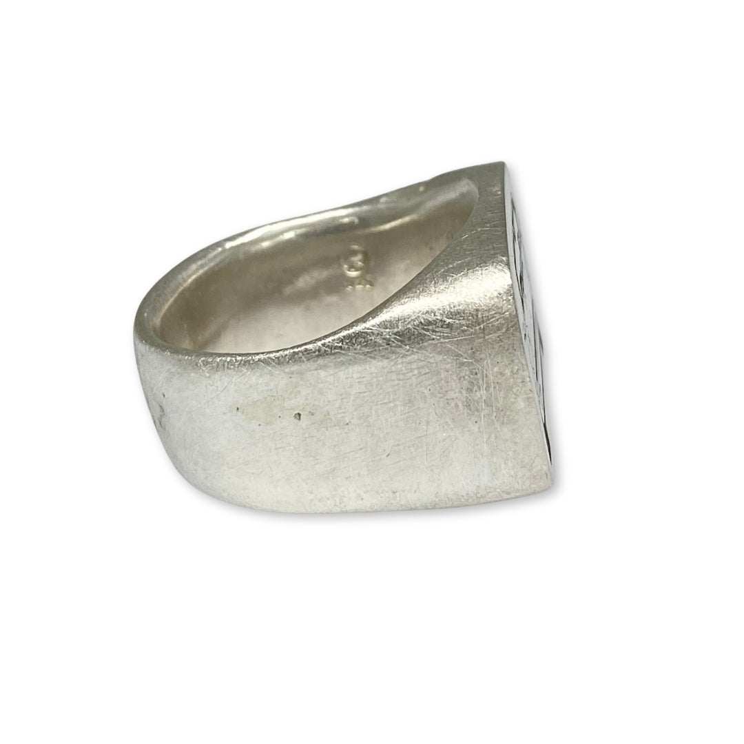 Lesunja signet ring in silver engraved with a Porsche, detail view, Lesunja atelier Zurich