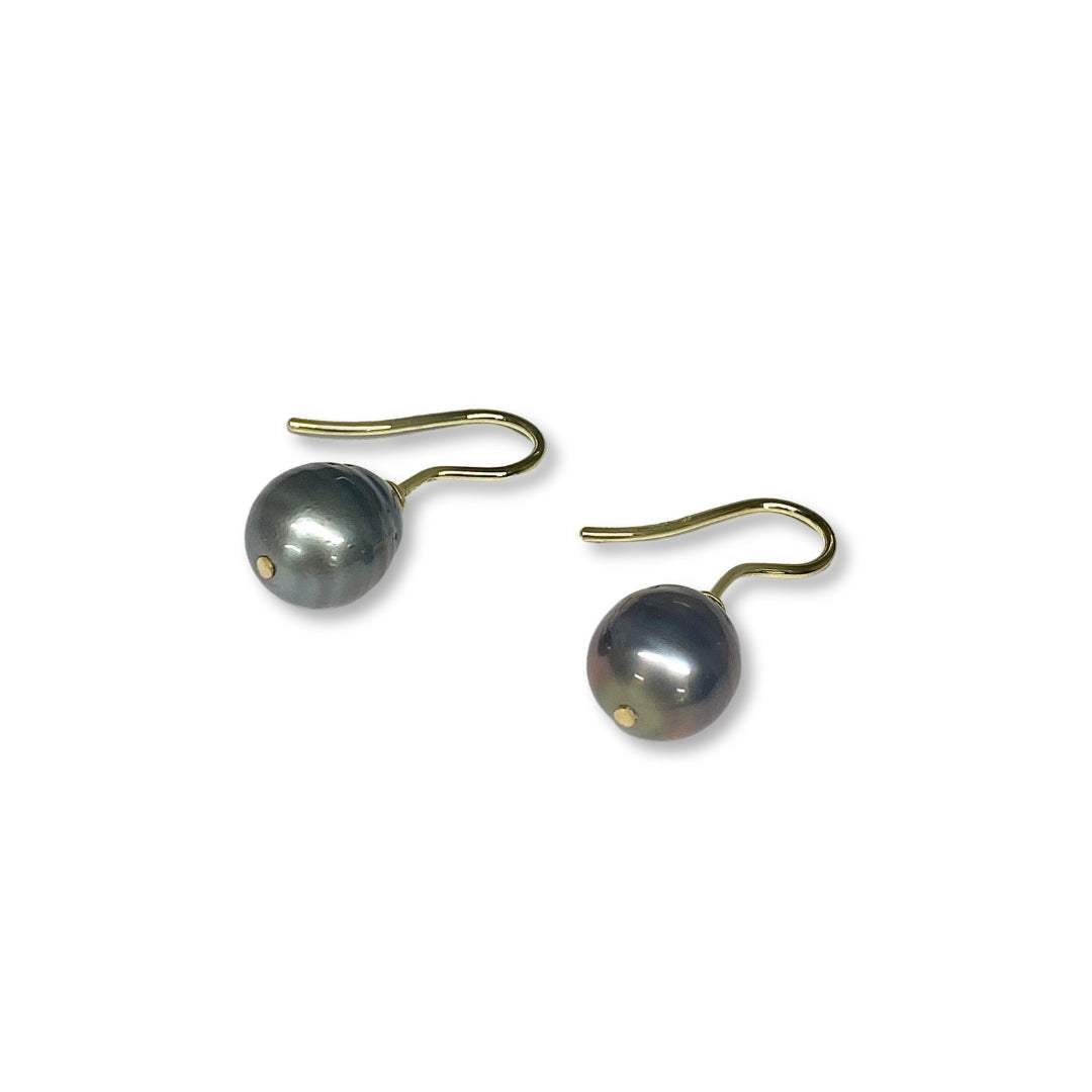 Lesunja Earrings Yellow Gold Dark Tahitian Saltwater Pearls, detail view, Lesunja atelier Zurich