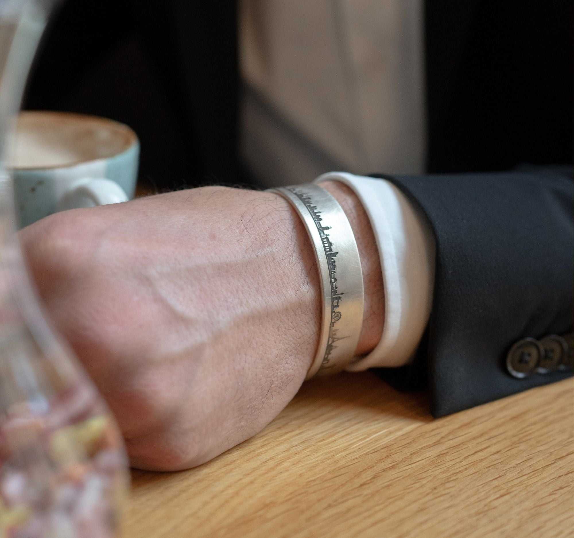 Lesunja World Skyline Bangle Silver 925, detail view, Lesunja atelier Zurich