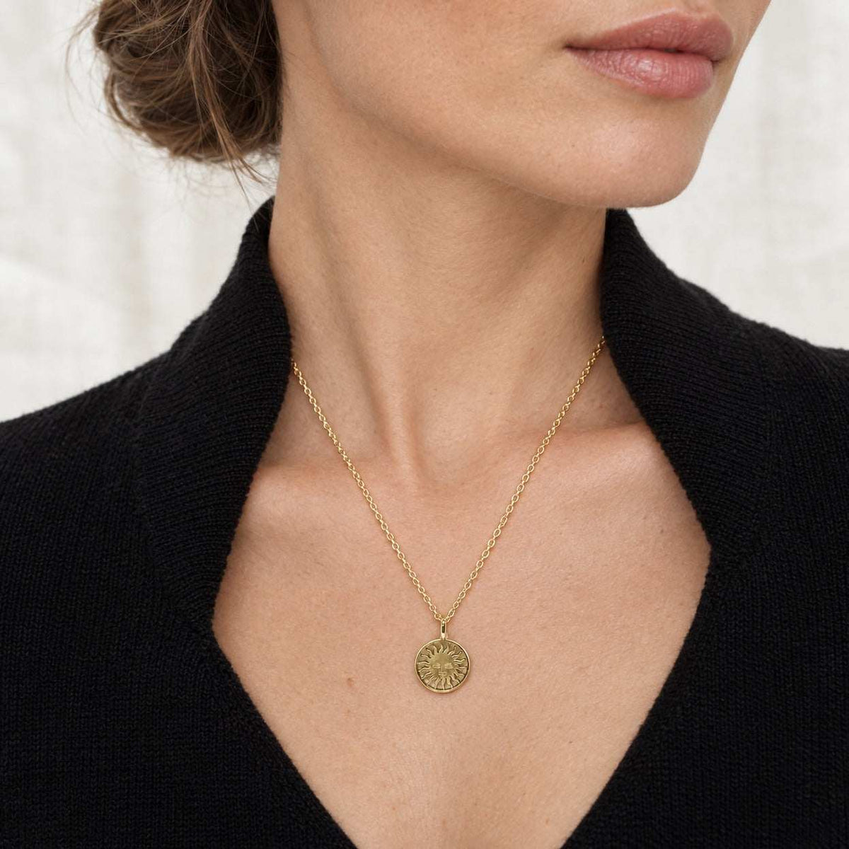 Model wearing the Lesunja St. Moritz Sun Necklace Yellow Gold Length: 40cm by Lesunja Fine Jewellery – AI-generated visualisation
