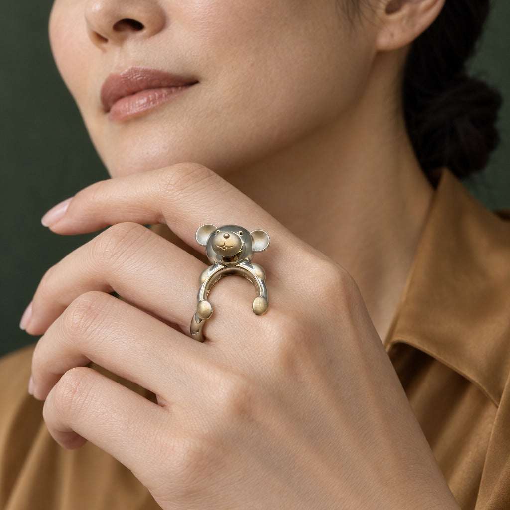 Model wearing the New Breuninger Platin 950 Bär Ring by Lesunja Fine Jewellery – AI-generated visualisation