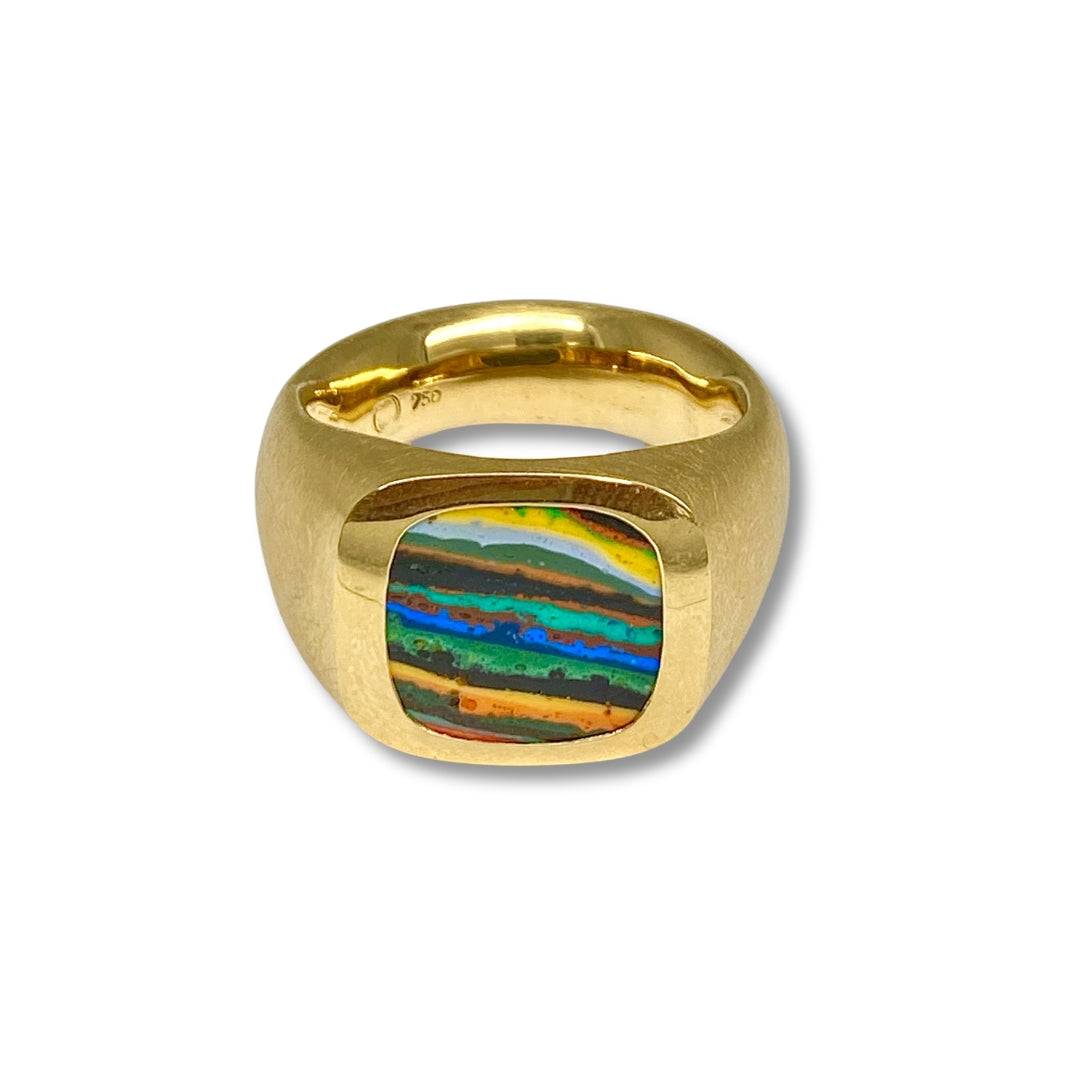 Lesunja Siegel Ring in Gelbgold mit einem Regenbogen Chrysokoll