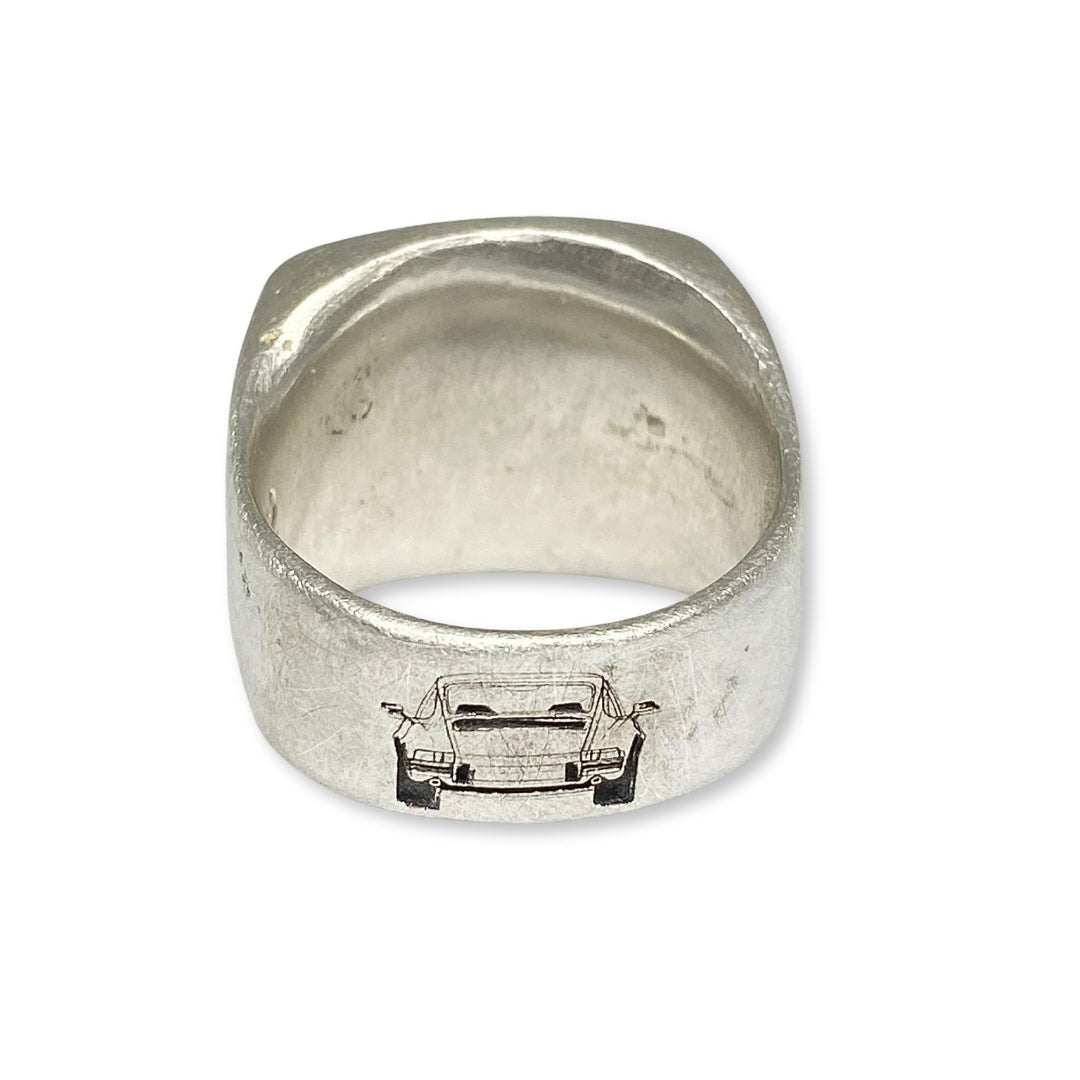 Lesunja signet ring in silver engraved with a Porsche, detail view, Lesunja atelier Zurich
