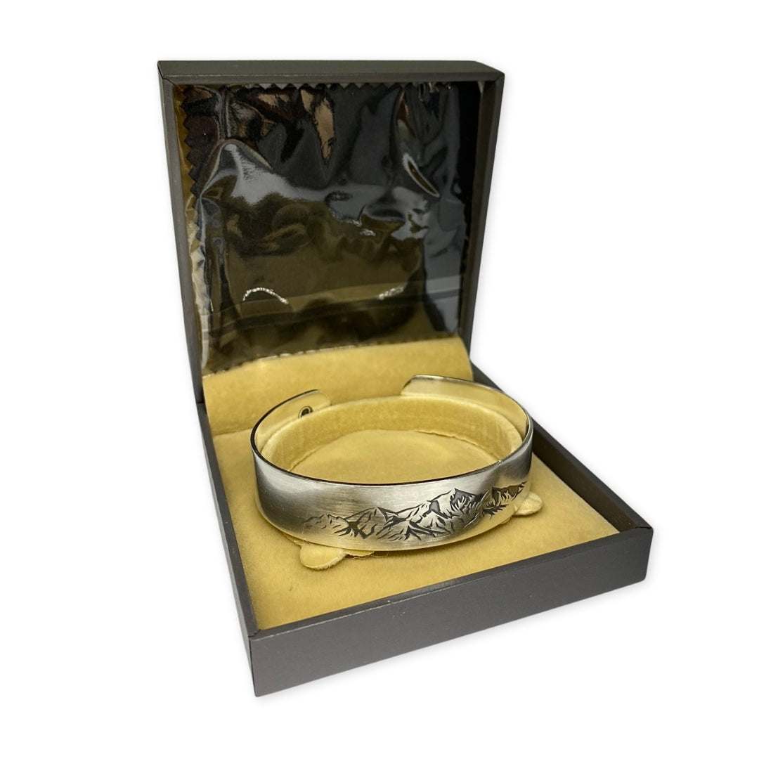 Lesunja St. Moritz Bangle Silver Mountains & Sun, detail view, Lesunja atelier Zurich