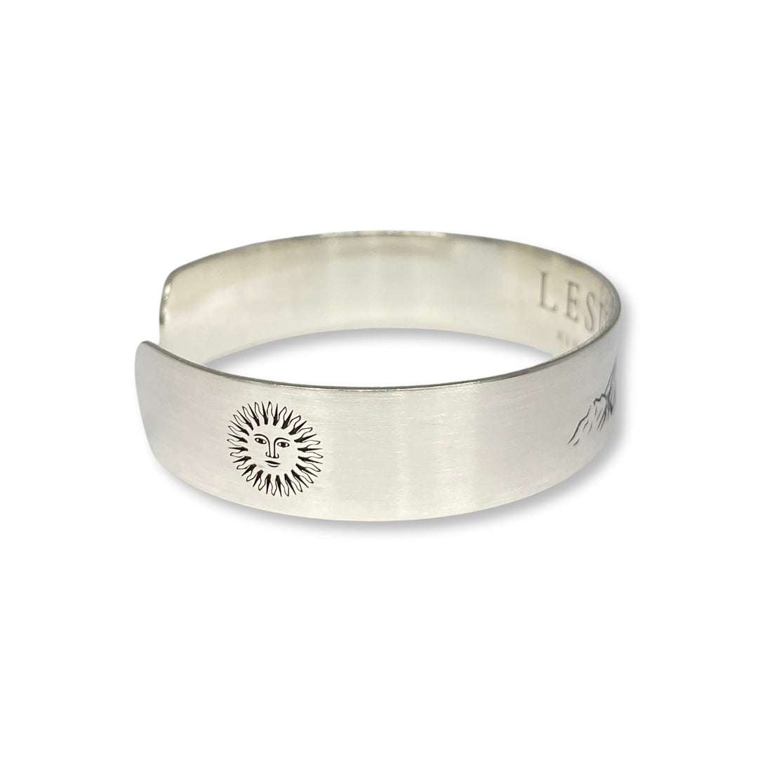 Lesunja St. Moritz Bangle Silver Mountains & Sun, detail view, Lesunja atelier Zurich
