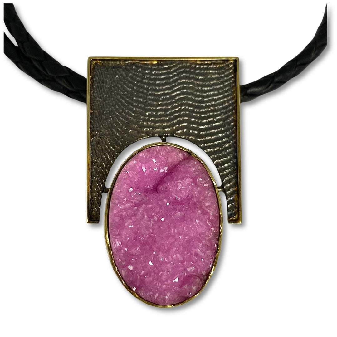 Lesunja Necklace Silver Sepia Structure blackened & Yellow Gold Setting Pink Calcite, detail view, Lesunja atelier Zurich