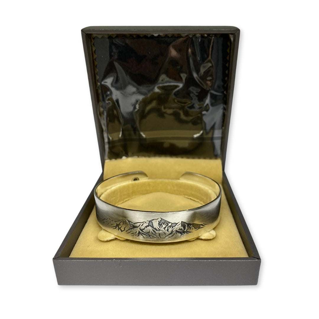 Lesunja St. Moritz Bangle Silver Mountains & Sun, detail view, Lesunja atelier Zurich