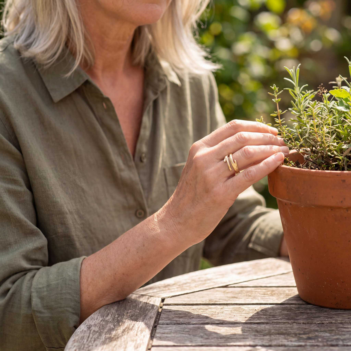 Model wearing the Lesunja Ring Yellow Gold 14K Nest Wood Structure