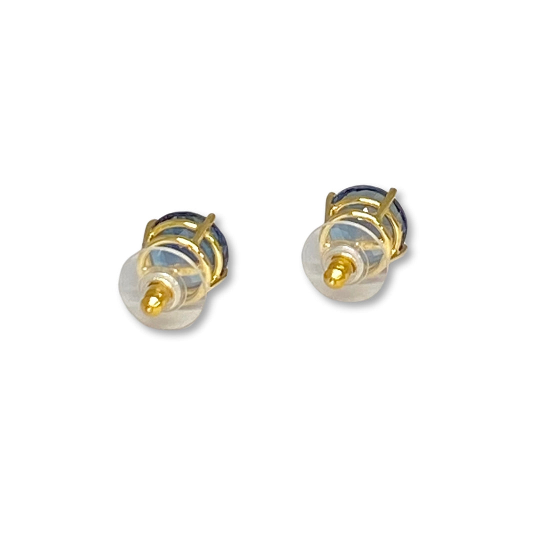 Lesunja 18K yellow gold ear studs with Swiss blue topaz stones.