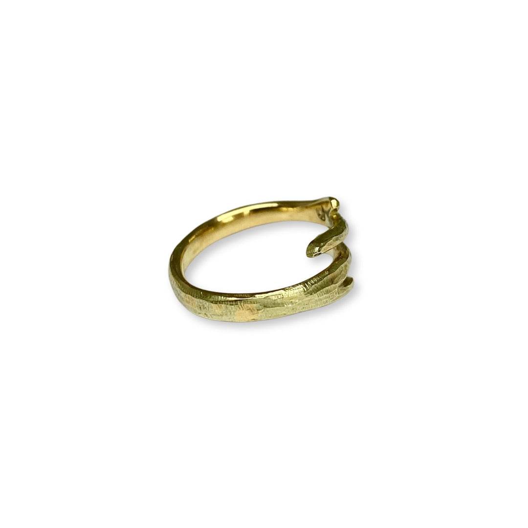 Lesunja Ring Yellow Gold 14K Nest Wood Structure, detail view, Lesunja atelier Zurich
