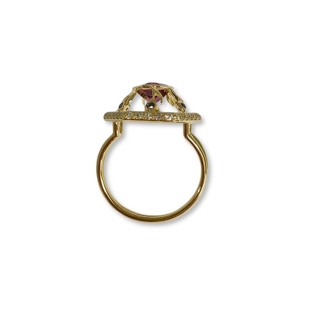 Lesunja Music Was My First Love Cocktail Ring Yellow Gold Ring Purple Rodolith, detail view, Lesunja atelier Zurich