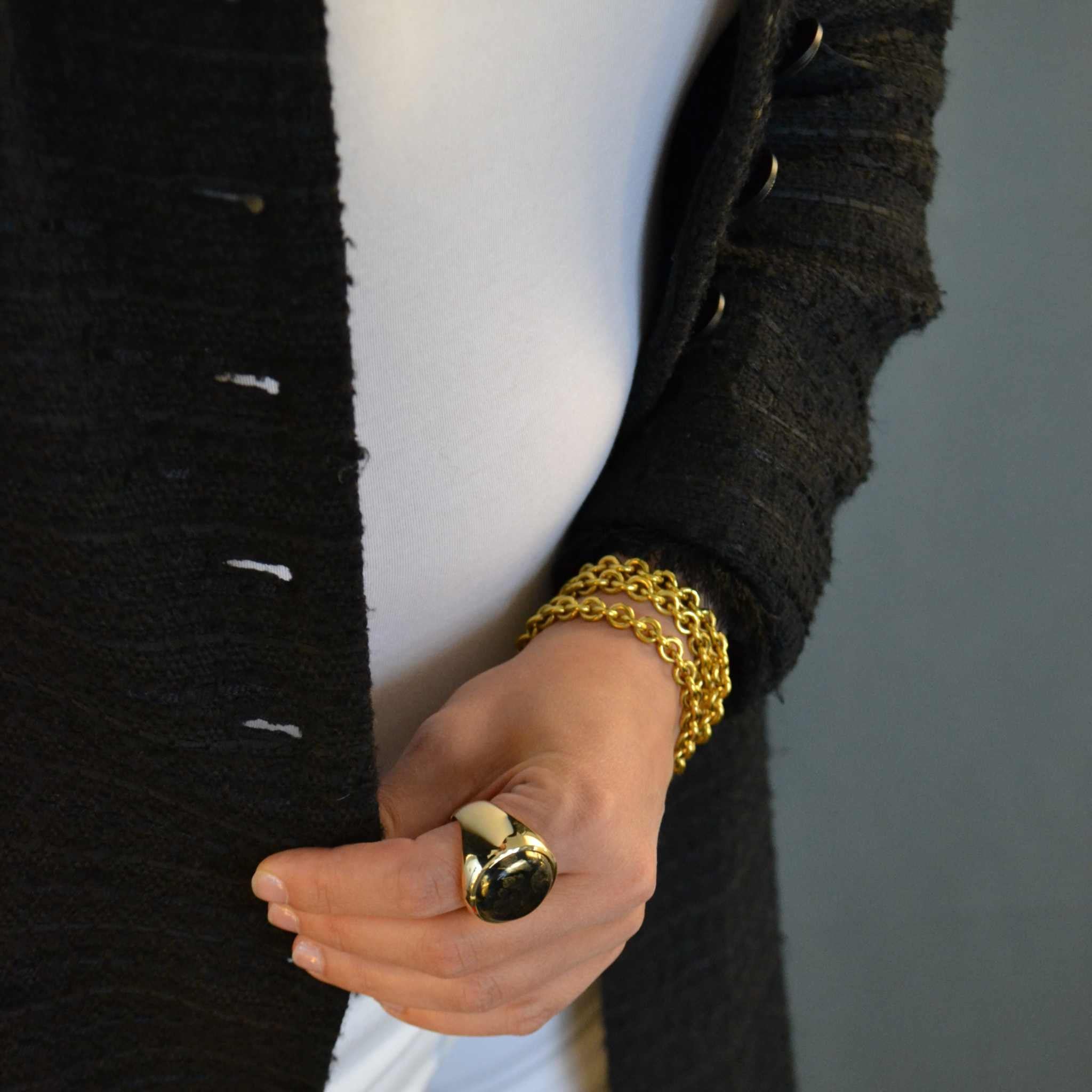Lesunja Signet Ring Yellow Gold Pyrite Magnetite Vintage Style, detail view, Lesunja atelier Zurich