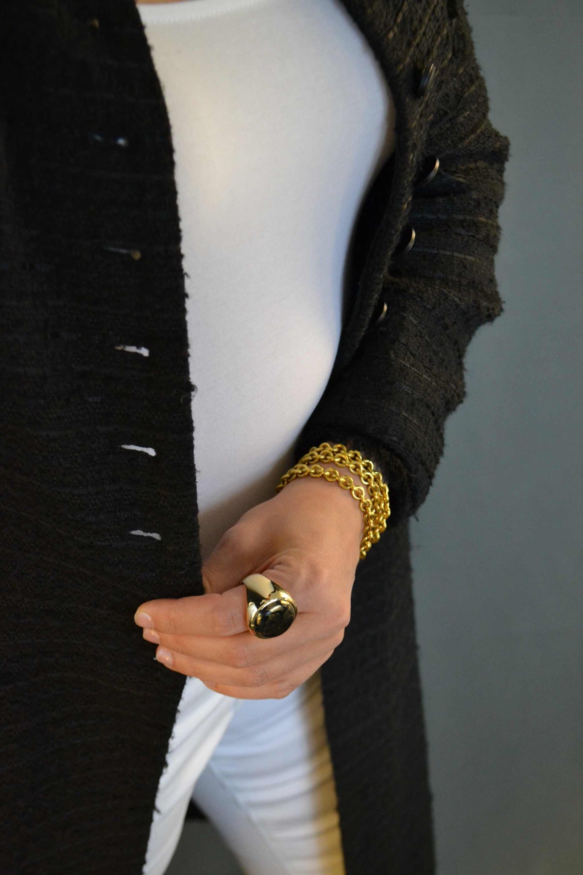 Lesunja Signet Ring Yellow Gold Pyrite Magnetite Vintage Style, detail view, Lesunja atelier Zurich