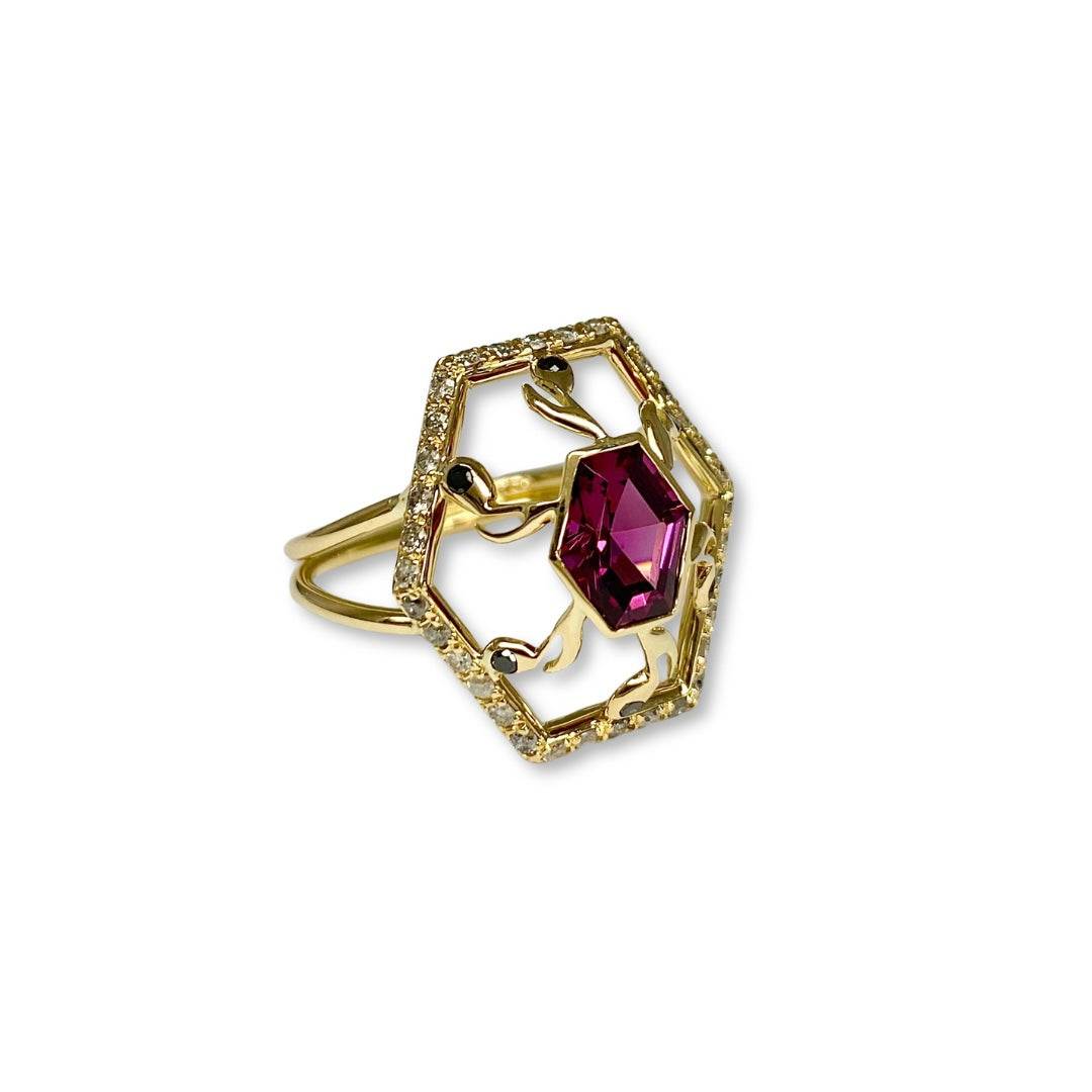 Lesunja Music Was My First Love Cocktail Ring Yellow Gold Ring Purple Rodolith, detail view, Lesunja atelier Zurich
