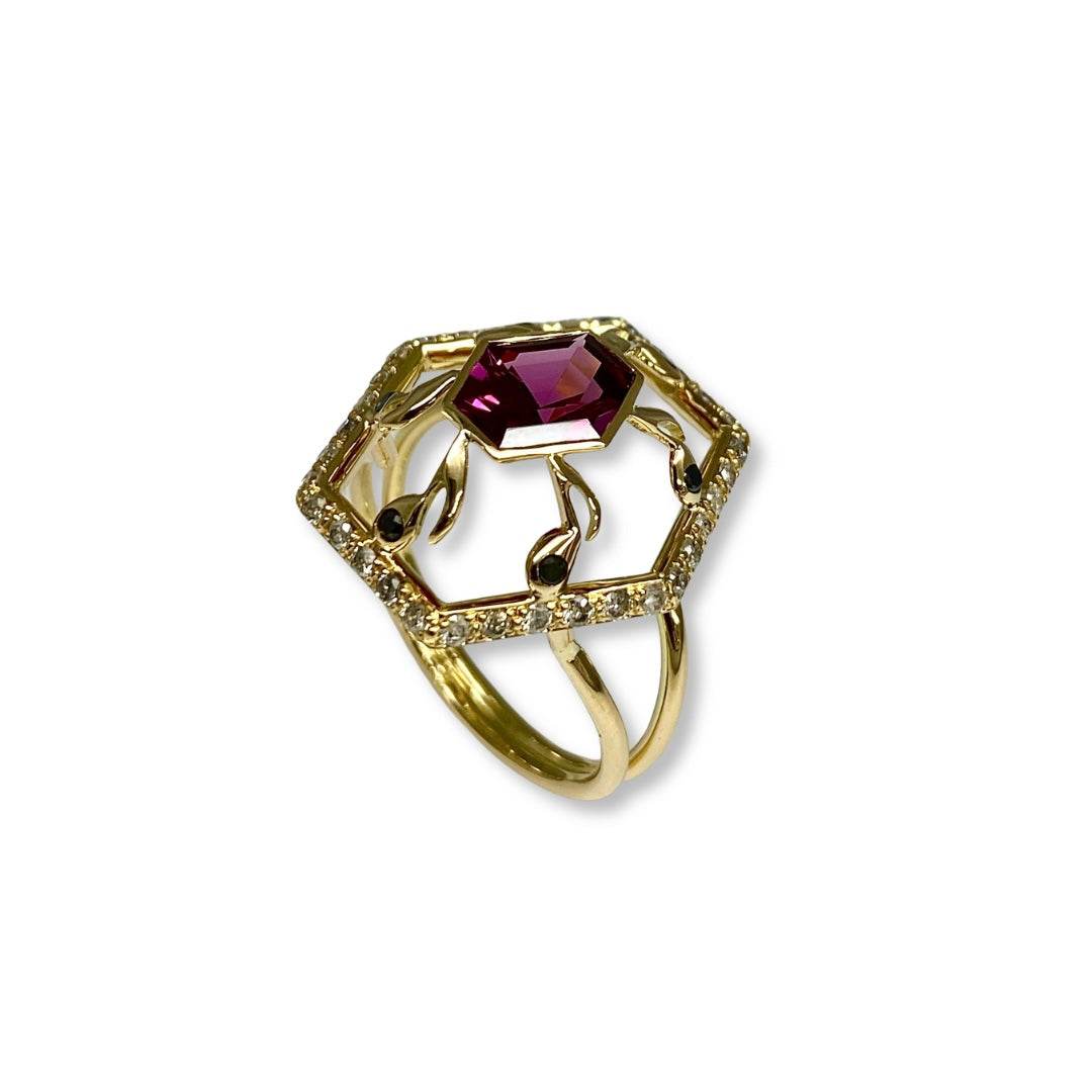 Lesunja Music Was My First Love Cocktail Ring Yellow Gold Ring Purple Rodolith, detail view, Lesunja atelier Zurich
