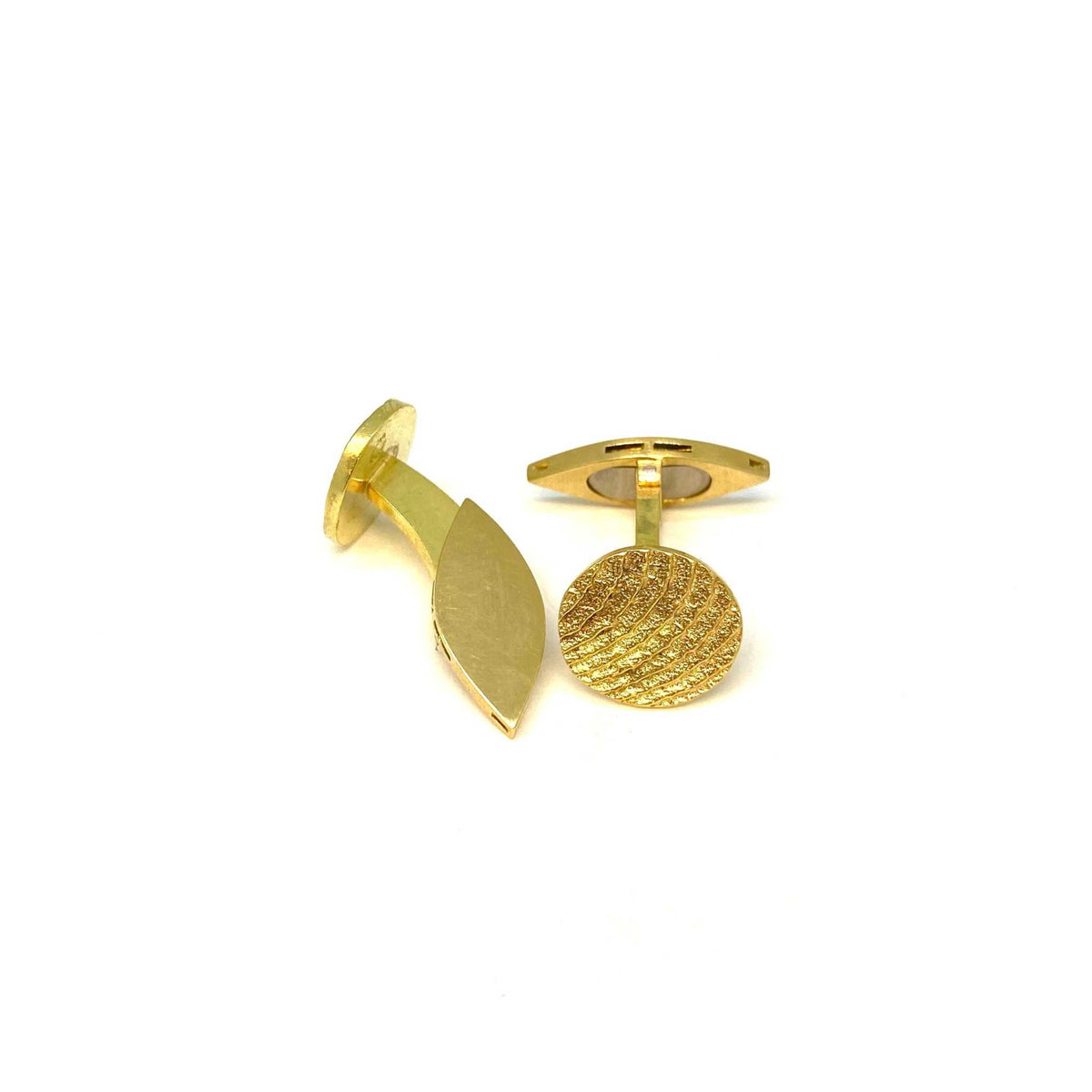 Lesunja Cufflinks Yellow Gold Sepia Round, detail view, Lesunja atelier Zurich