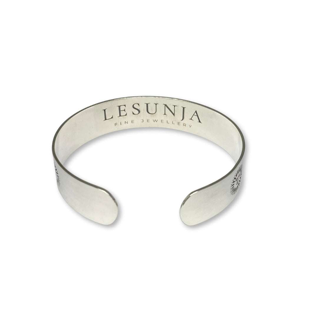 Lesunja St. Moritz Bangle Silver Mountains & Sun, detail view, Lesunja atelier Zurich