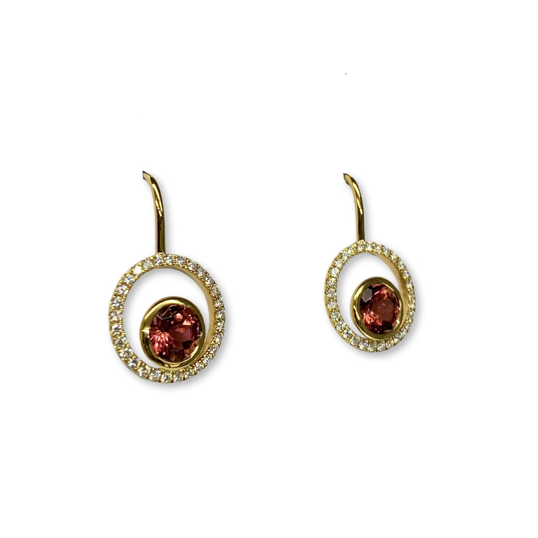 Lesunja Earring in yellow gold with pink tourmaline and white diamonds.