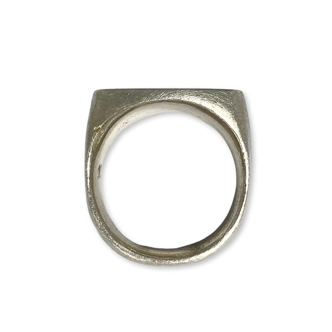 Lesunja signet ring in silver engraved with a Porsche, detail view, Lesunja atelier Zurich