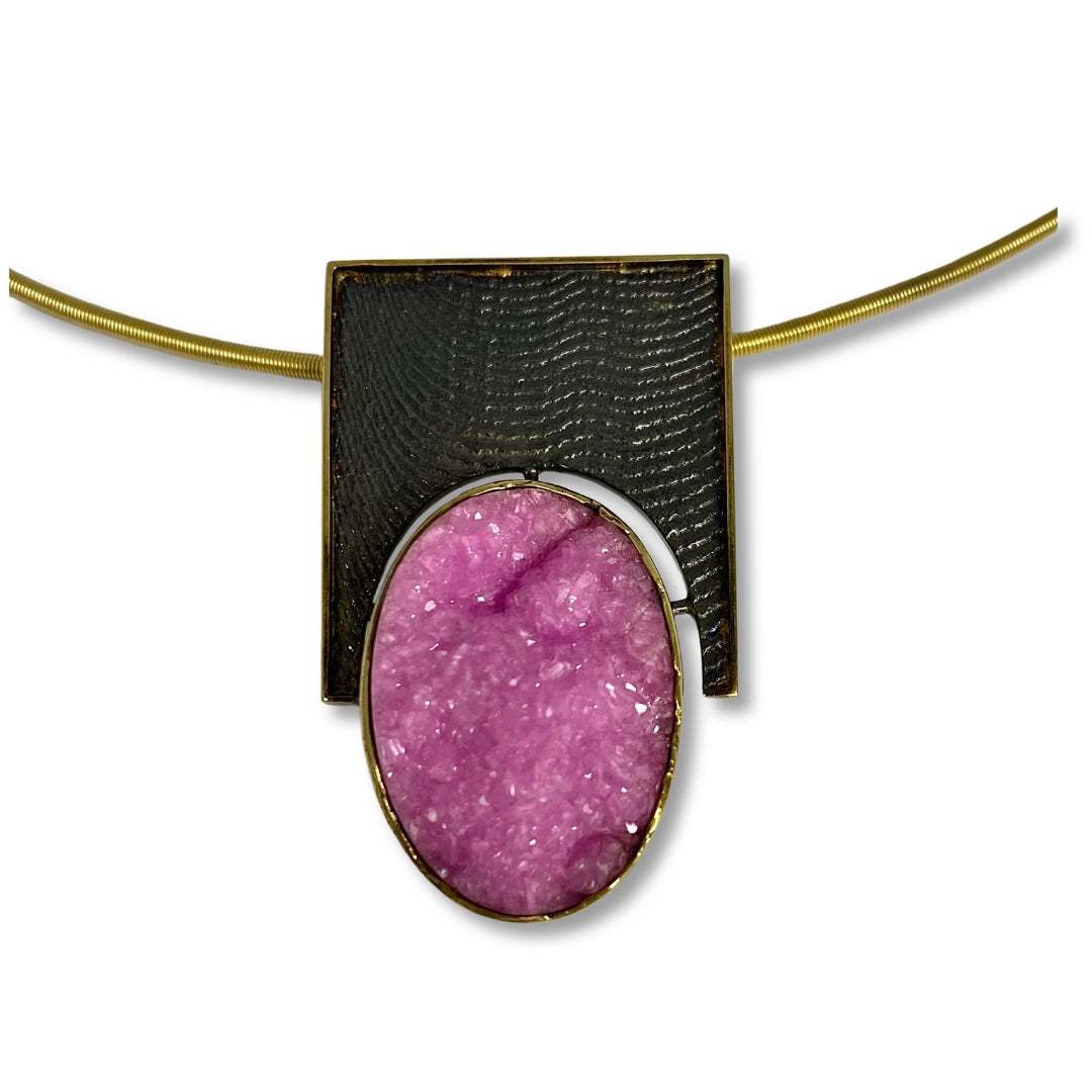 Lesunja Necklace Silver Sepia Structure blackened & Yellow Gold Setting Pink Calcite, detail view, Lesunja atelier Zurich