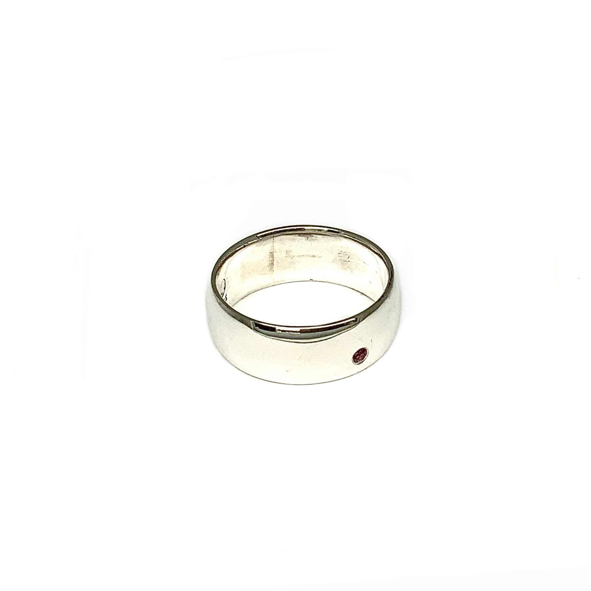 Lesunja Ring Silver Ruby, detail view, Lesunja atelier Zurich