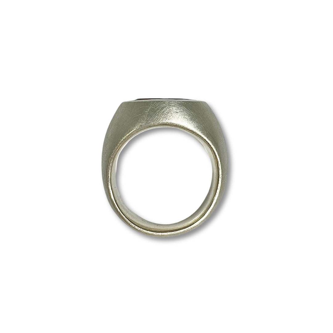 Lesunja Signet Ring Silver Tiger Eye, detail view, Lesunja atelier Zurich