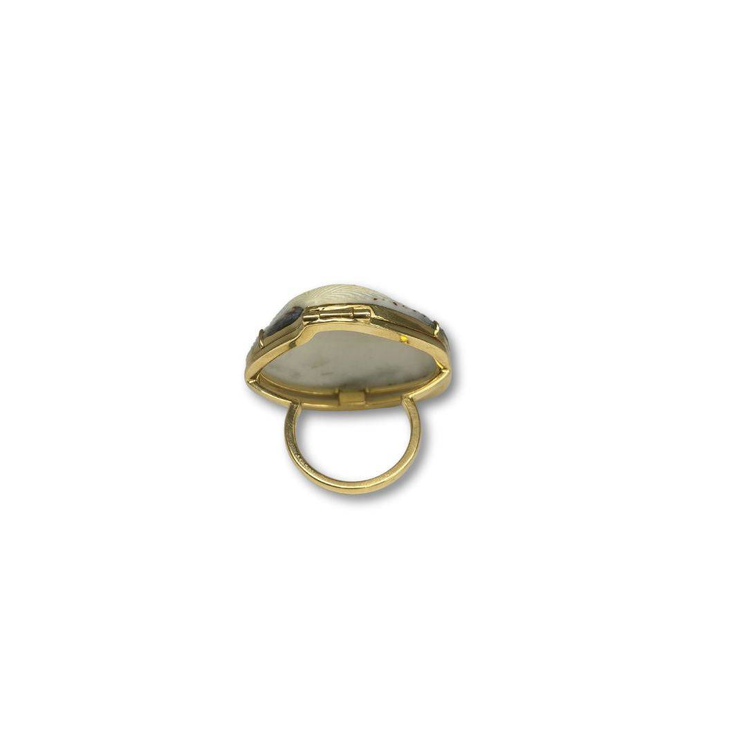 Lesunja Ocean XXY Boho Cocktail Ring Yellow Gold Blue Sapphire Shell, detail view, Lesunja atelier Zurich