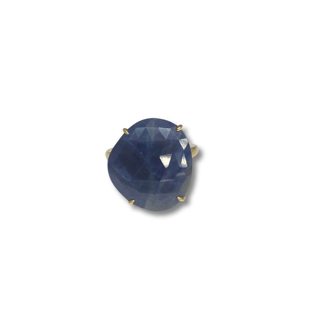 Lesunja Ocean XXY Boho Cocktail Ring Yellow Gold Blue Sapphire Shell, detail view, Lesunja atelier Zurich