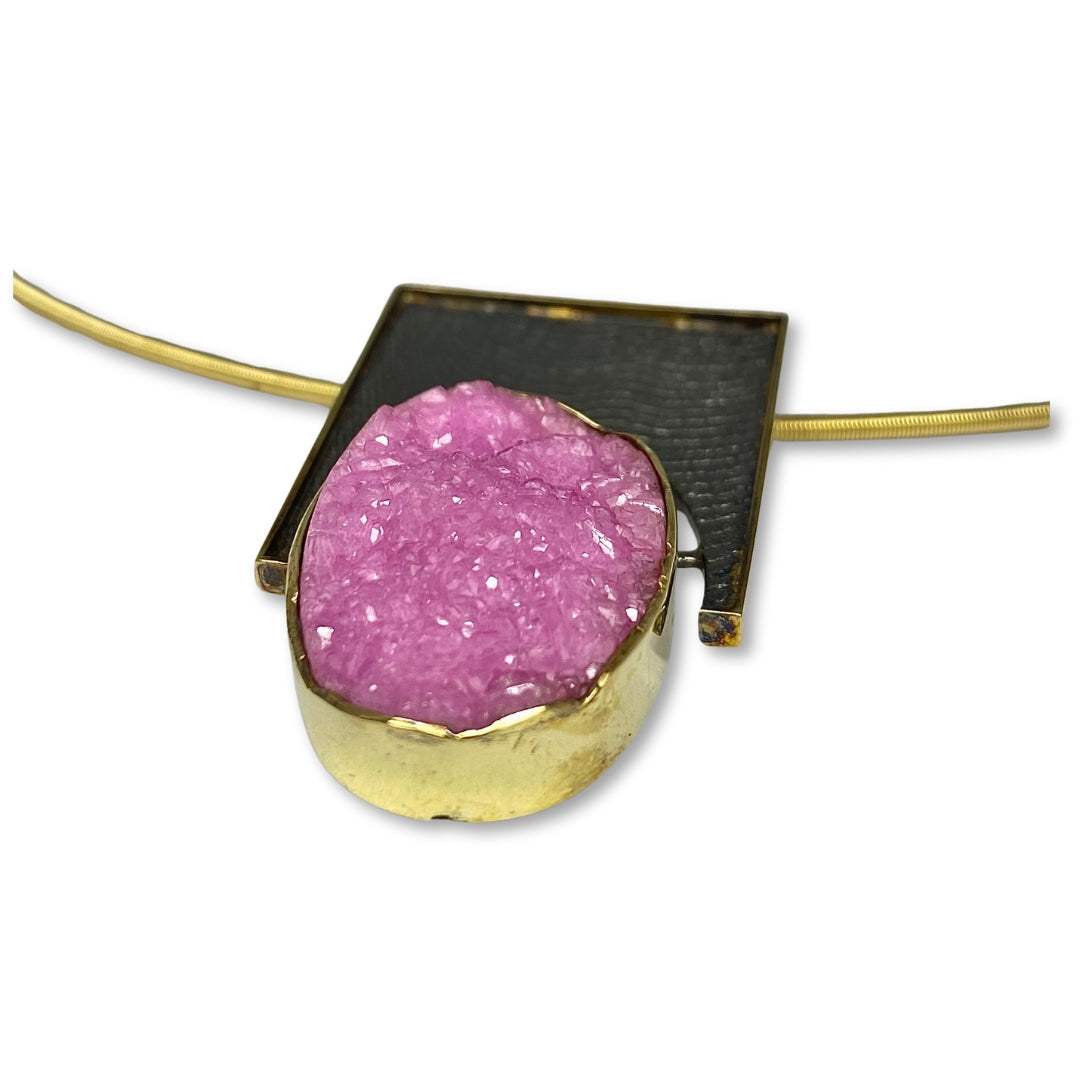 Lesunja Necklace Silver Sepia Structure blackened & Yellow Gold Setting Pink Calcite, detail view, Lesunja atelier Zurich