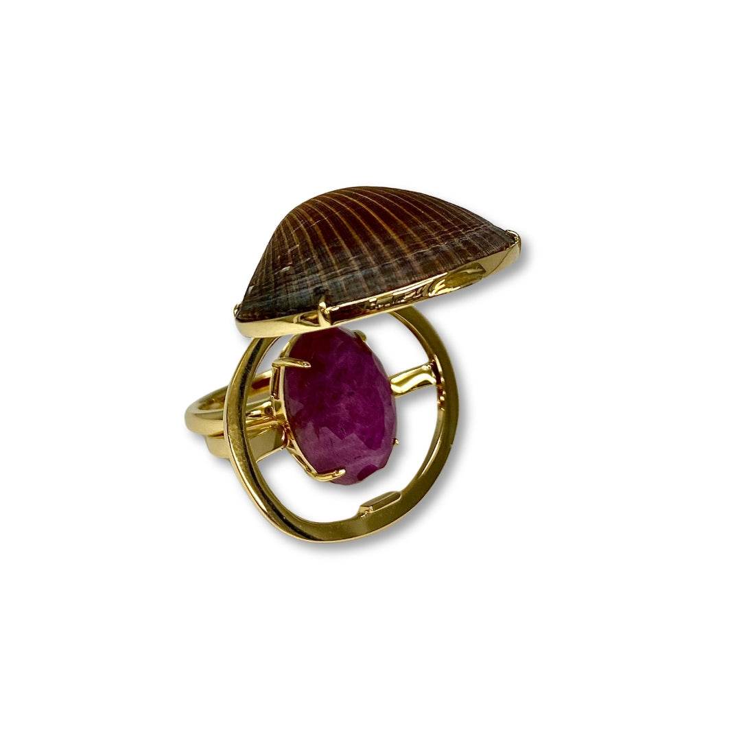Lesunja Ocean XXY Boho Rings Yellow Gold Ruby Shell, detail view, Lesunja atelier Zurich