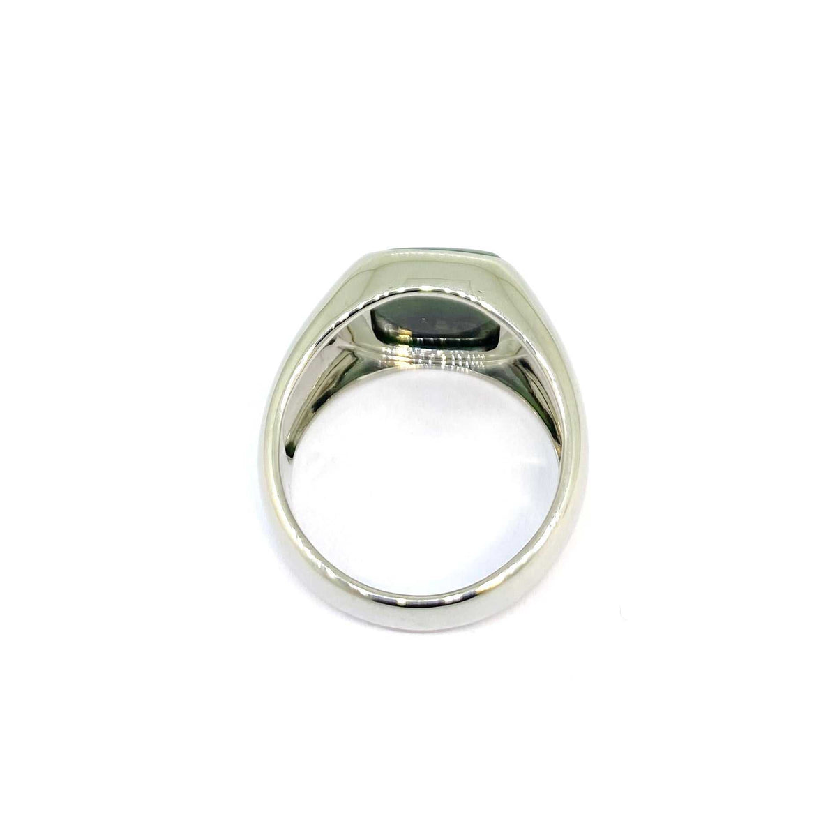 Lesunja Jade and Platinum Signet Ring, detail view, Lesunja atelier Zurich