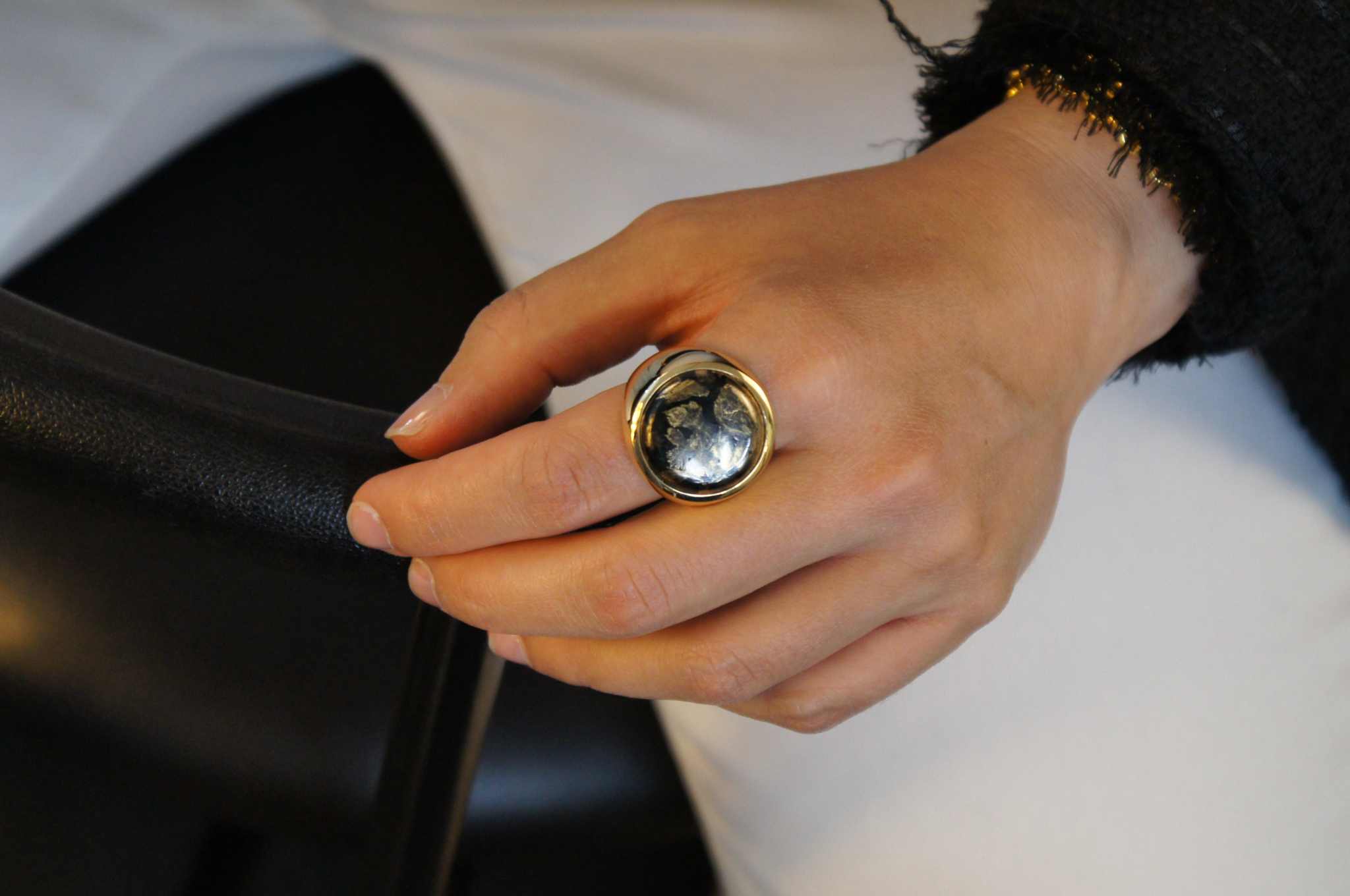 Lesunja Signet Ring Yellow Gold Pyrite Magnetite Vintage Style, detail view, Lesunja atelier Zurich